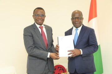 Le prof. Sess Daniel présente la convention de création du CRESAC signée au Ministre Dimba.
